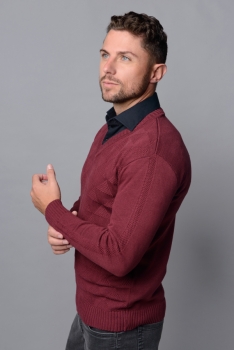 Blusão masculino tipo suéter em tricot gola V