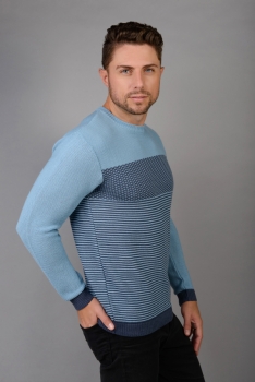 Blusão masculino tipo suéter em tricot gola redonda